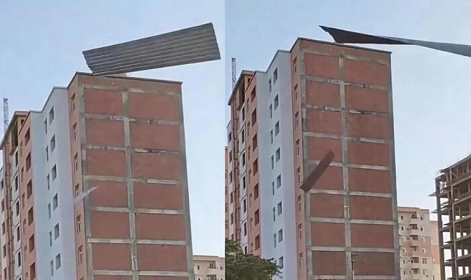 Bakıda güclü külək binanın damını uçurdu - 