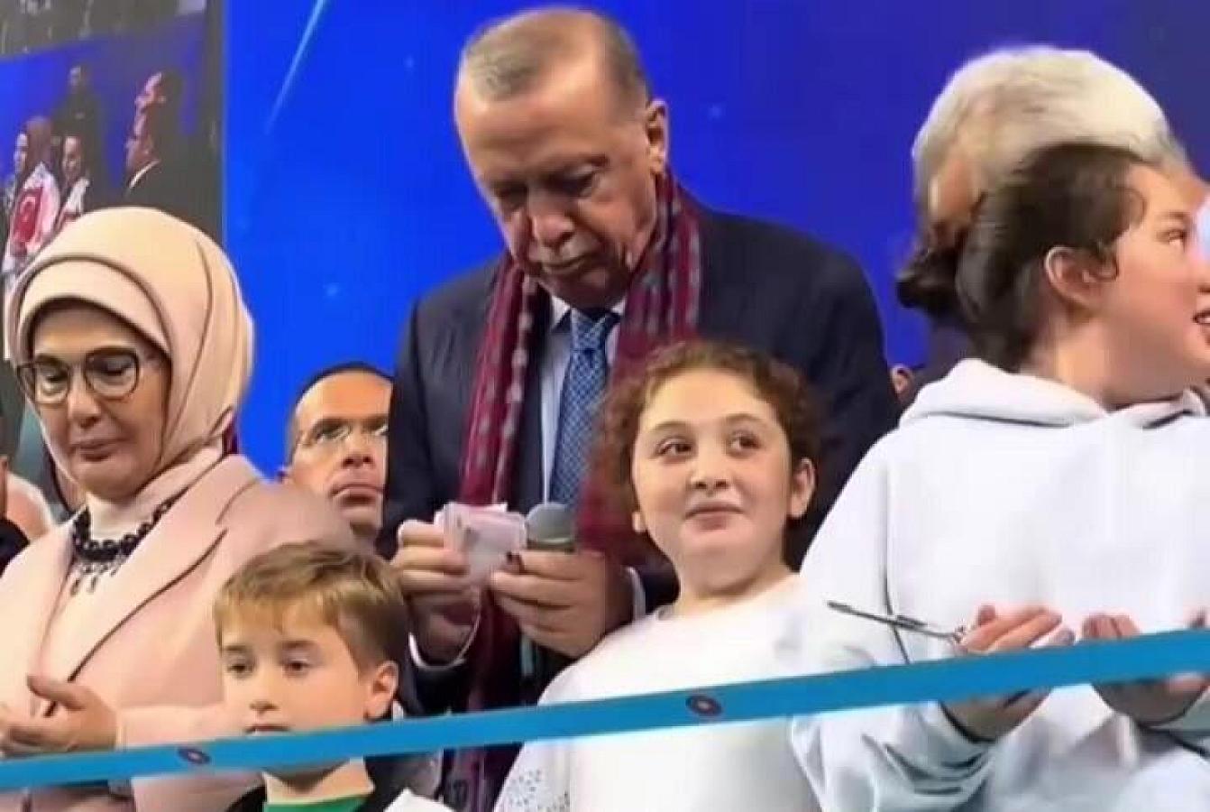 Эрдоган на мероприятии раздал детям деньги -