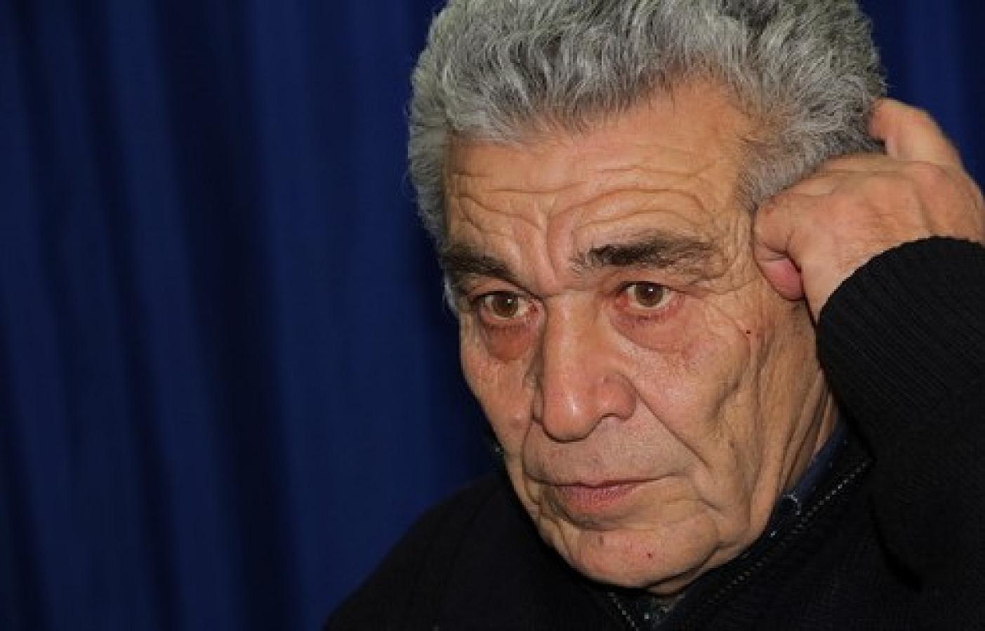 Onun evini başına uçurmuş zəlzələlərin dağıntıları altından hər şair salamat çıxa bilməzdi