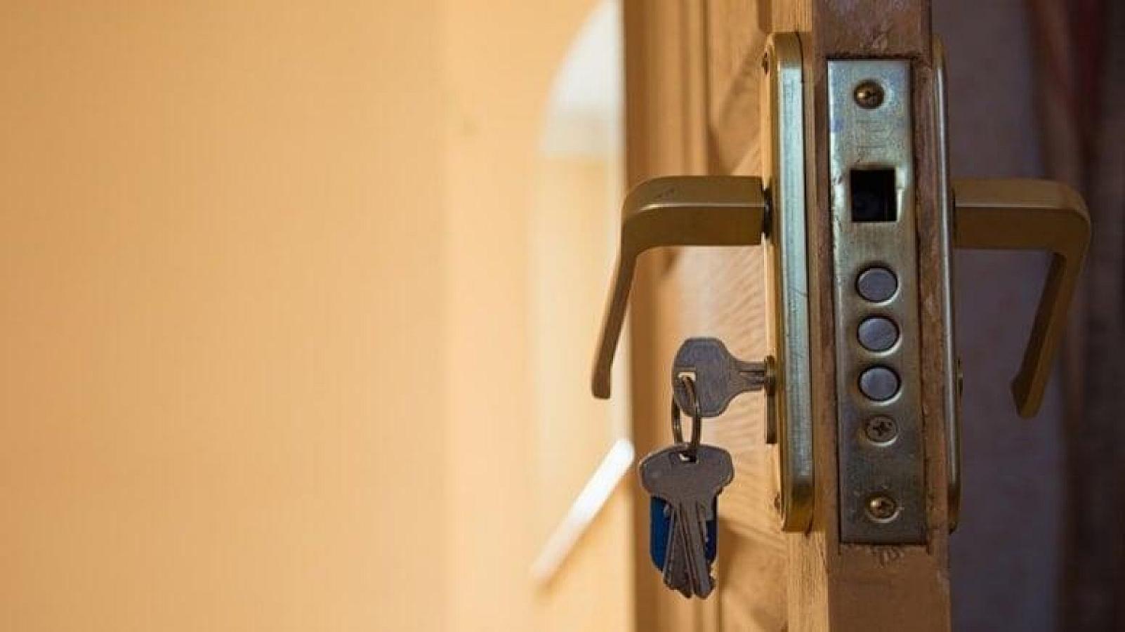 Те, у кого на двери есть этот знак, заходят один за другим в свои дома.