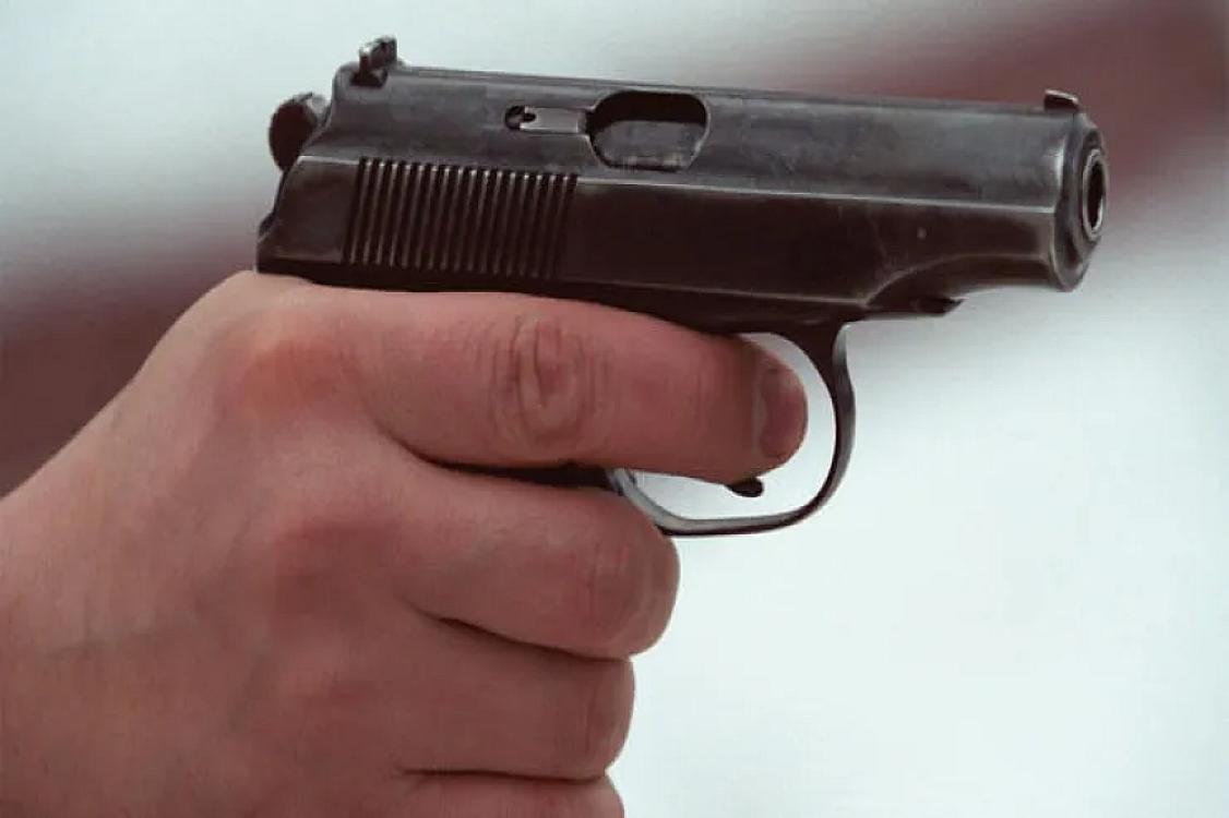 Ailəsini güllələdi, arvadı və