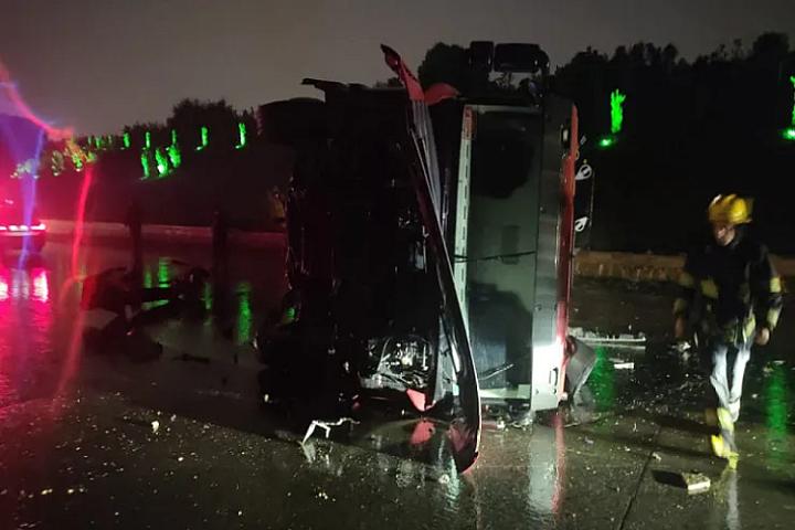 Zığ şossesində evakuator aşdı, 