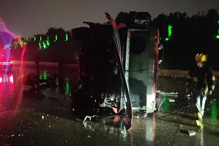 Zığ şossesində evakuator aşdı, 