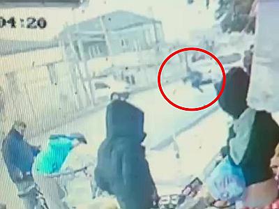 Bakıda yolu qaçaraq keçən məktəblini maşın vurdu - 