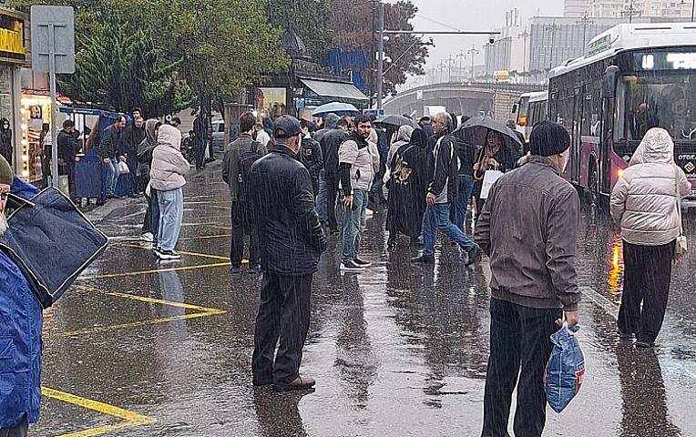 Yağışda avtobus gözləyən sərnişinlərə AYNA-dan CAVAB