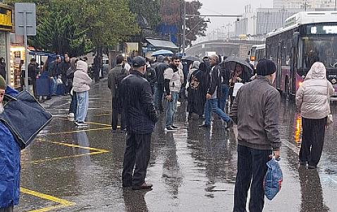 Yağışda avtobus gözləyən sərnişinlərə AYNA-dan CAVAB