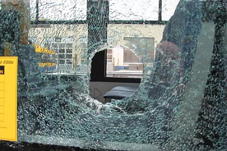 Bakıda avtobusla minik avtomobili 