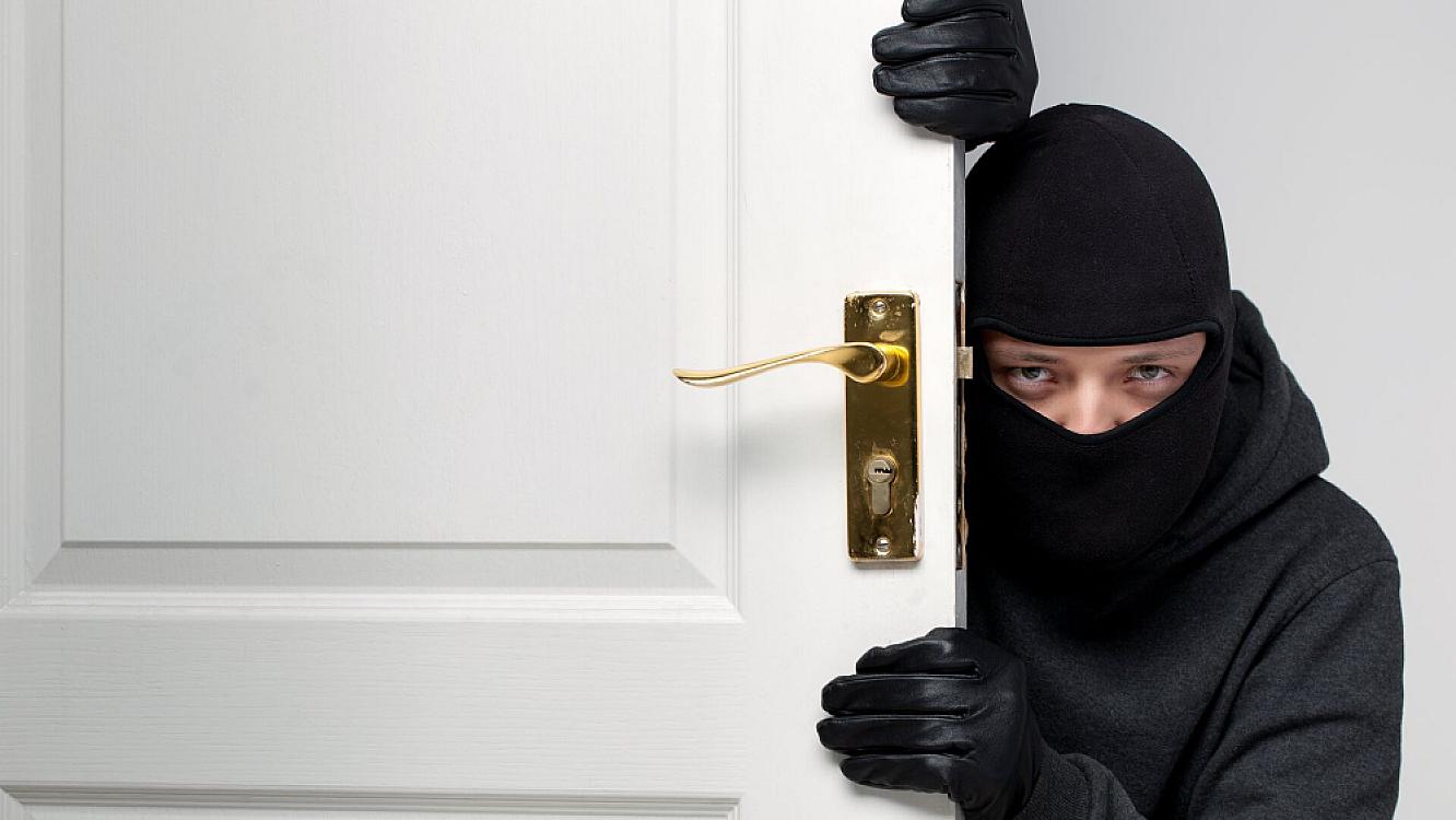 Oğru qadının barmağını 