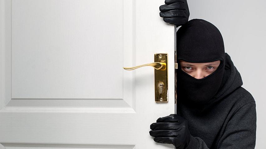 Oğru qadının barmağını 