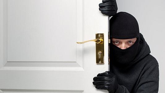 Oğru qadının barmağını 