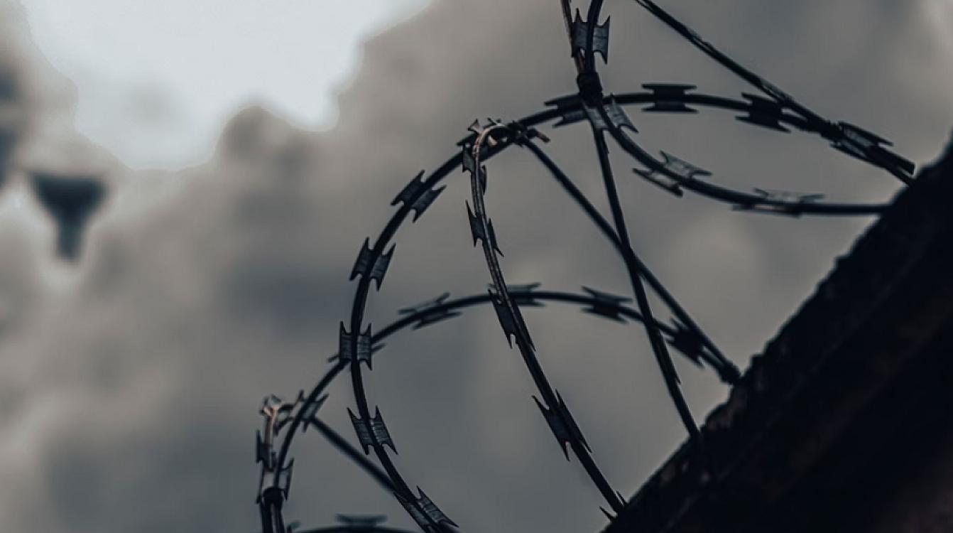 Böyük Britaniyada məhbusları səhvən  