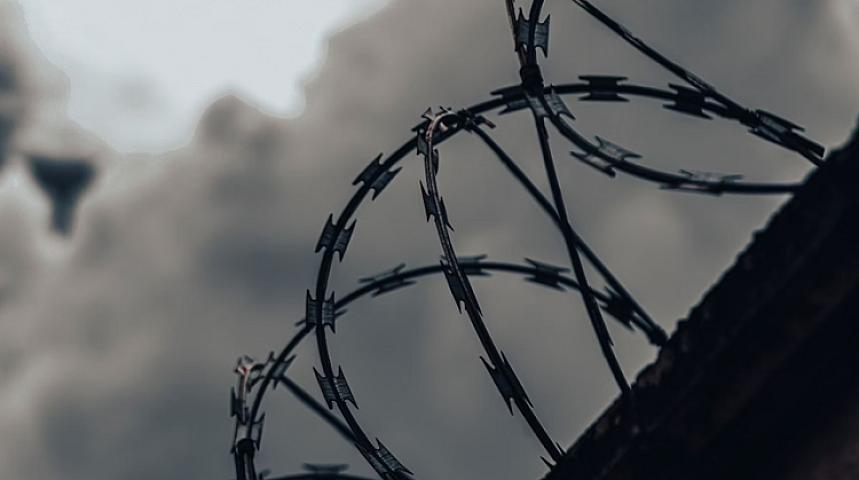 Böyük Britaniyada məhbusları səhvən  