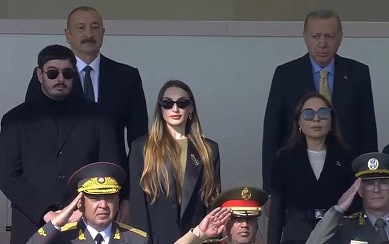 Prezidentin oğlu ilə gəlini hərbi paradda - 