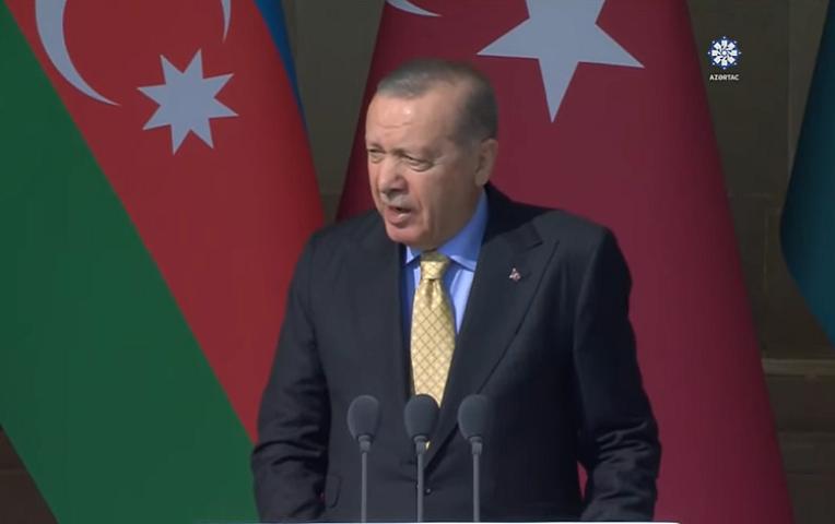 Ərdoğan paradda şeir dedi - 