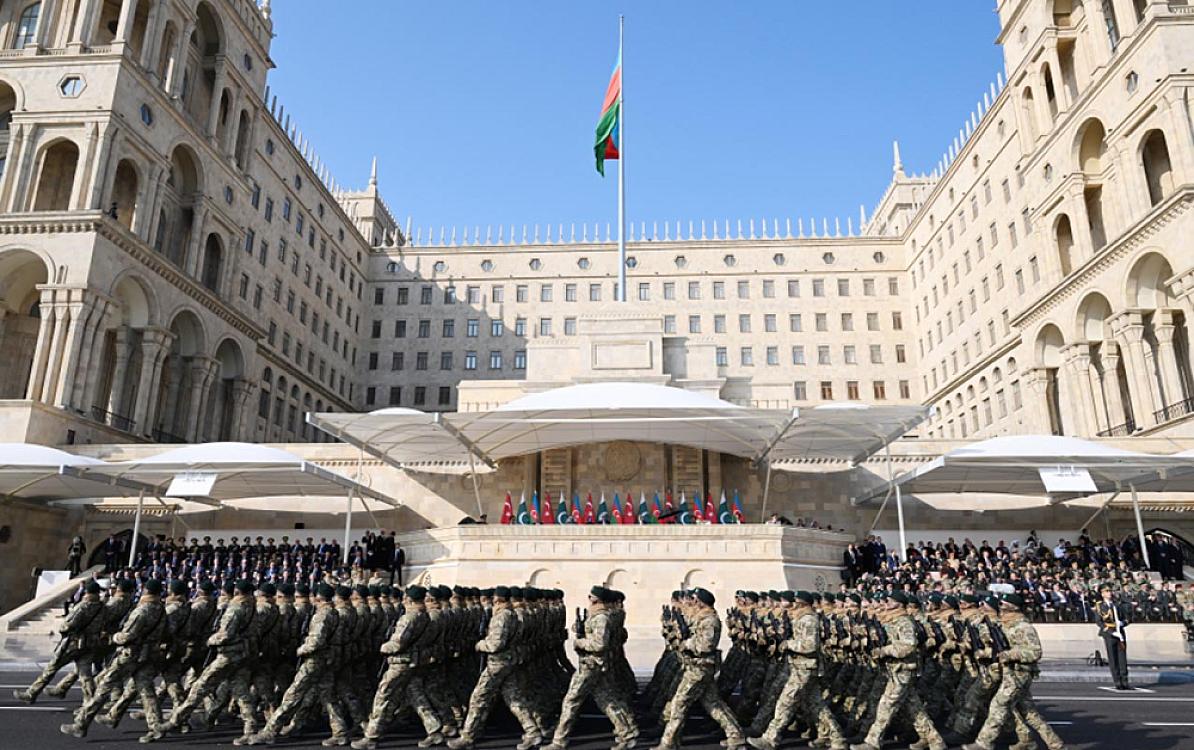 Bakıdakı paraddan tarixi görüntülər - 