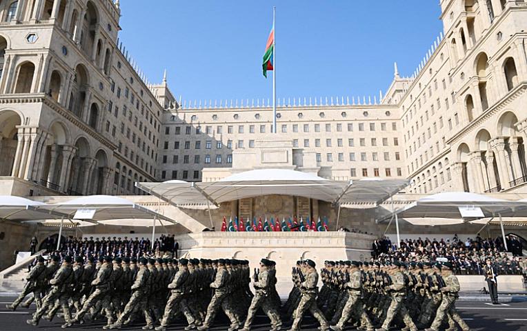 Bakıdakı paraddan tarixi görüntülər - 