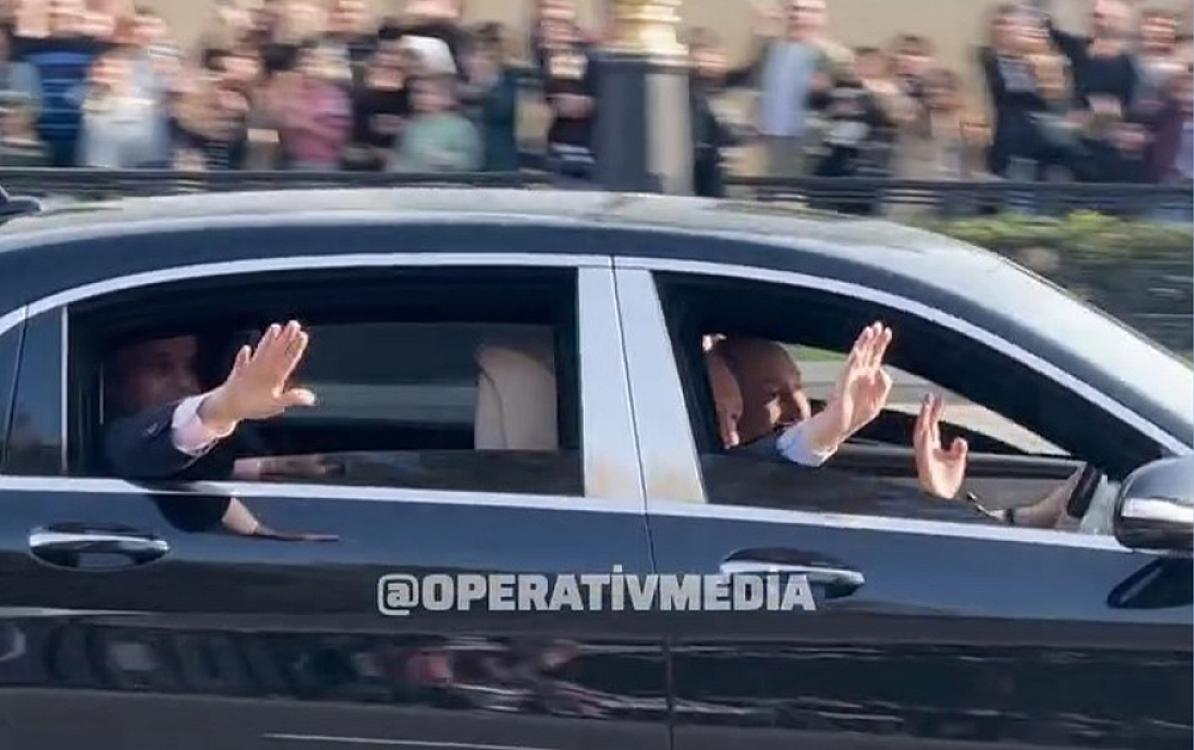 Liderlər paradı izləyənlərlə belə sağollaşdı - 