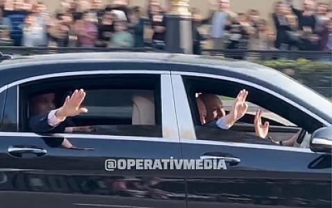 Liderlər paradı izləyənlərlə belə sağollaşdı - 