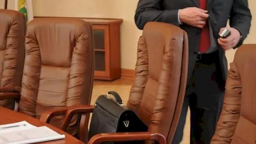 31 ildir nazir müavini işləyən məmur 