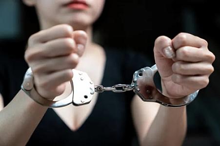 Bakıda gənc qız restoranda 