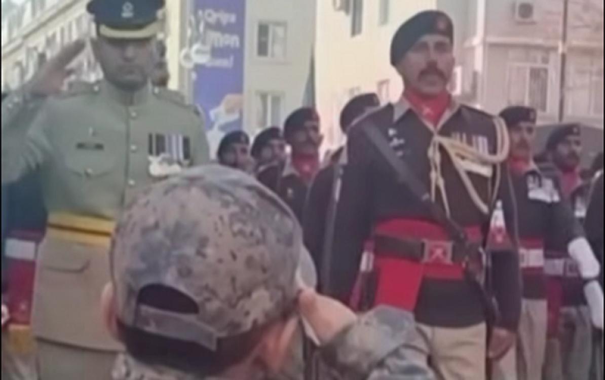 Pakistanlı hərbçilərin paradda azyaşlıya reaksiyası maraq doğurdu - 