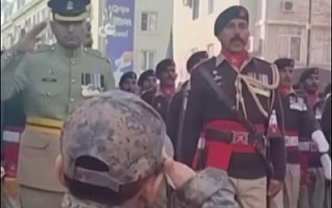 Pakistanlı hərbçilərin paradda azyaşlıya reaksiyası maraq doğurdu - 