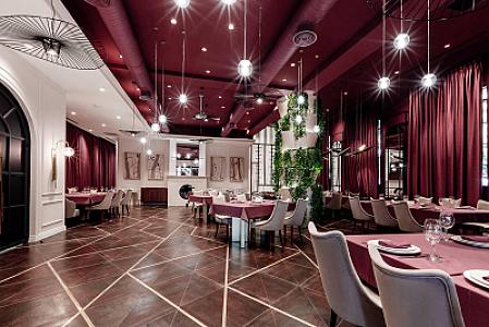 Bakıda gənc qız restoranda müştərini soydu