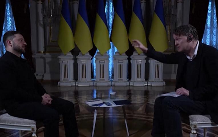 Zelenskinin müsahibəsi zamanı işıqlar söndü - 