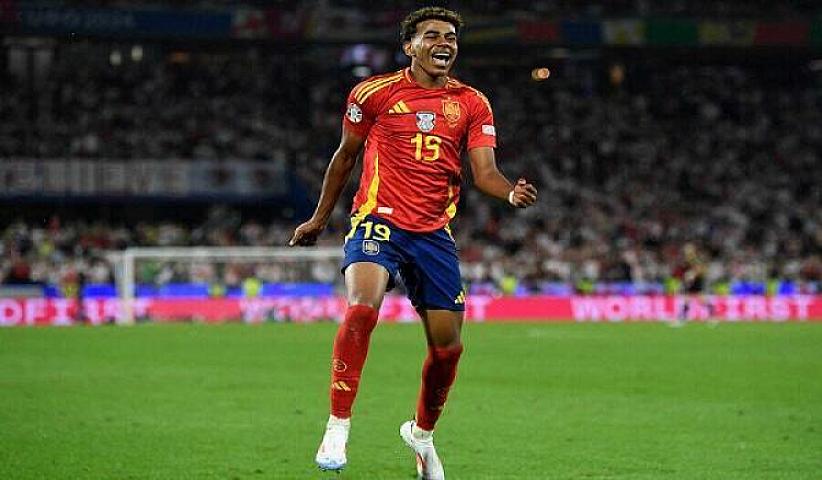 Lamin Yamal İspaniya millisinin heyətindən 