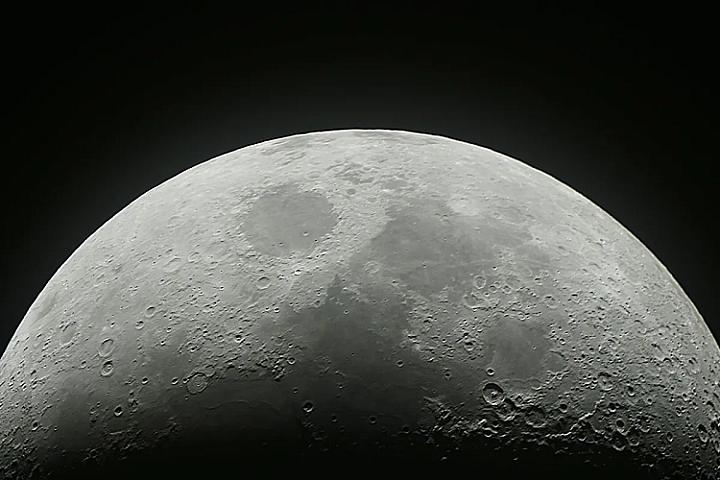 Ayın səthində iki "sirli" parıltı aşkarlandı