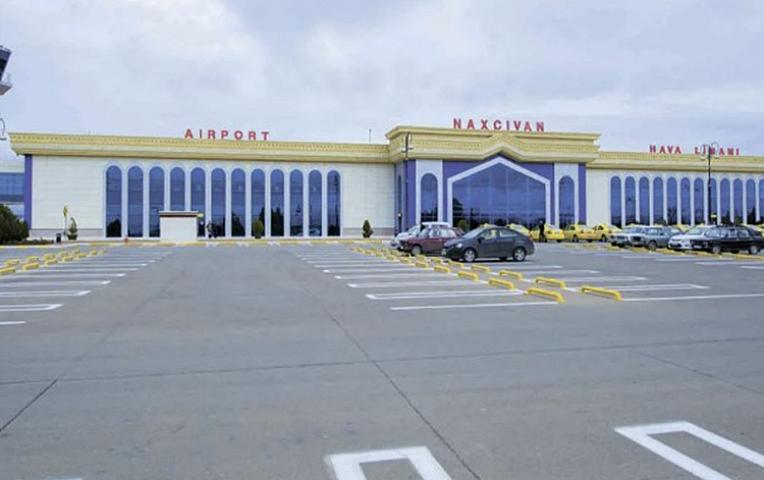 Naxçıvan aeroportunda 14 yaşlı qıza hücum etdi - 