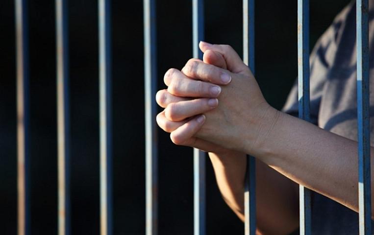 Ərindən boşanmaq istəməyən qadın 