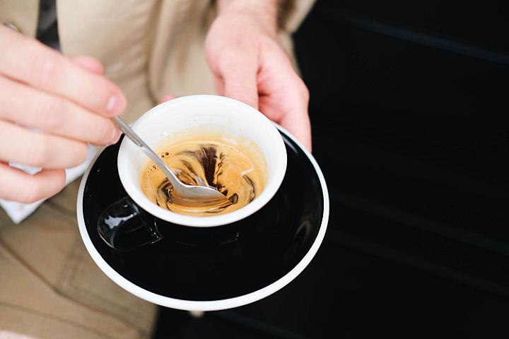 Bu yalnız qəhvəni ilk dəfə içəndə olur - 