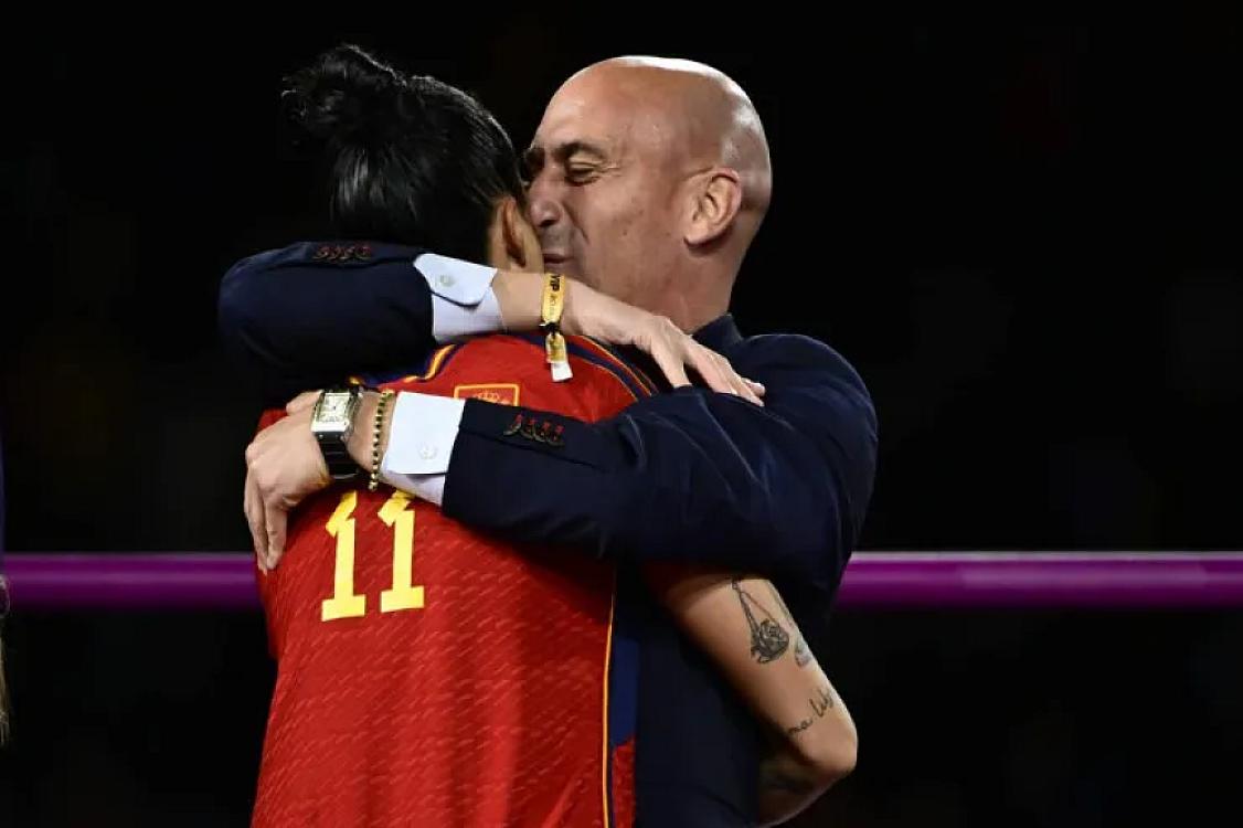 Futbolçunu dodağından öpən federasiya prezidentinə 