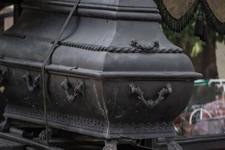 Camaat dəfnə hazırlaşırdı, 