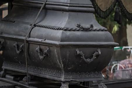 Camaat dəfnə hazırlaşırdı, 