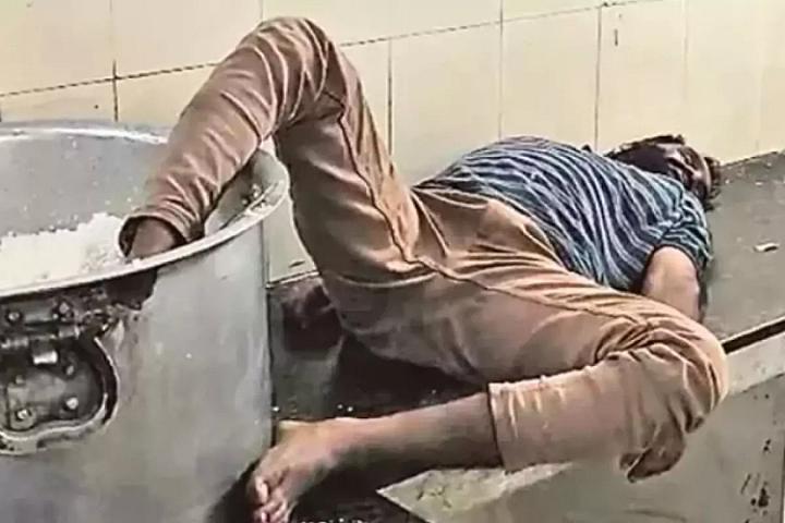 Ayağını düyü qazanına salıb yatan sərxoş gözətçi işdən qovuldu -