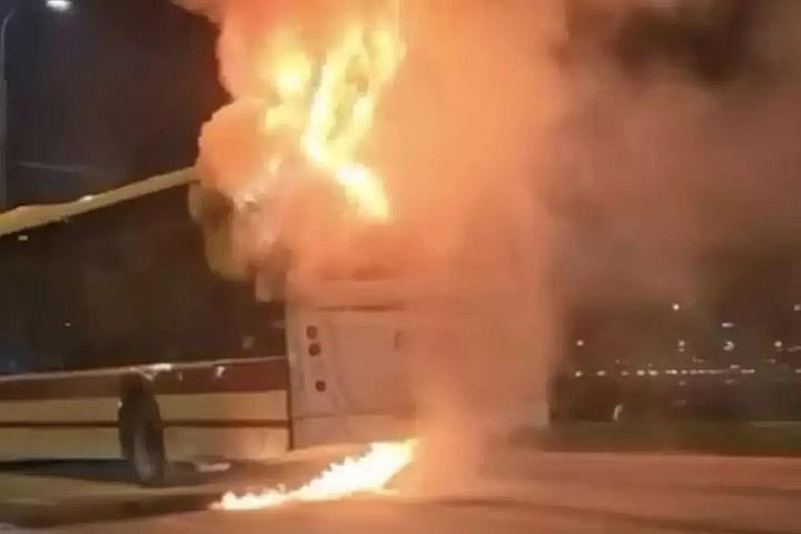 Hərəkətdə olan avtobus qəfil alovlandı - 