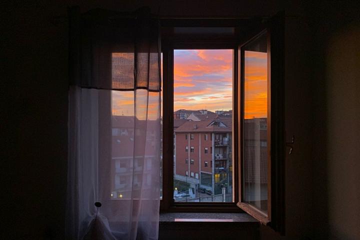 Payızda açıq pəncərə ilə yatmaq 