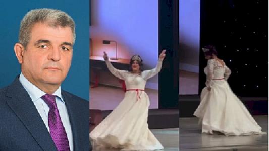 Coşqunun gəlinliklə səhnəyə çıxmasına 