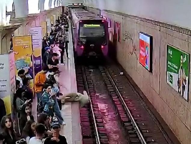 Metroda qatar yoluna yıxılanların VİDEOSU