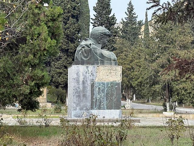 Cəfər Cabbarlının heykəlinə biganə münasibət - 