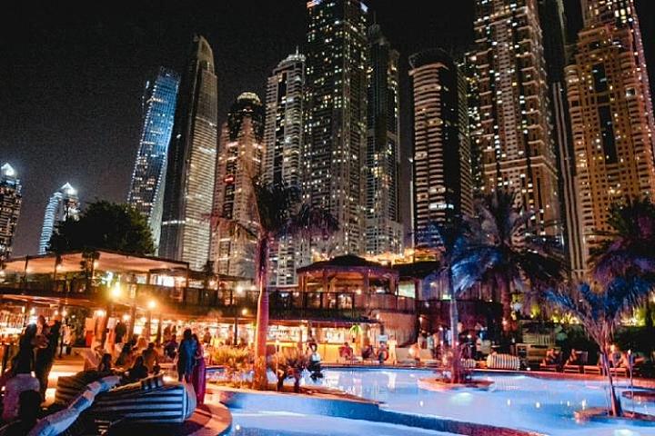 Dubayda “modellik” işi adı ilə qızları 