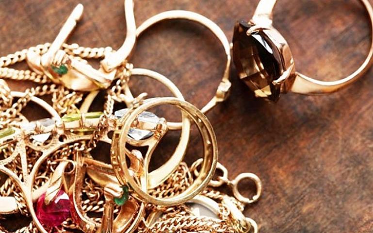 Bakıda xadimə çalışdığı evdən 50 min manatlıq 