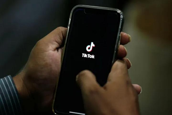 Canlı yayımda söyüş söyən 