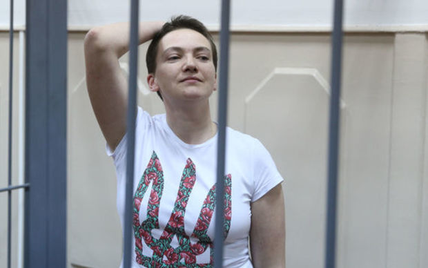 MOSCOW, RUSSIA. NOVEMBER 11, 2014. Ukrainian Army officer, pilot Nadiya (Nadezhda) Savchenko seen in a cage during a hearing into her complaint against the Court's order for her forensic psychiatric examination at Moscow's Basmanny District Court. Savchenko is charged with complicity in the June 17 killing of Russian journalists Igor Kornelyuk and Anton Voloshin in eastern Ukraine. Artyom Korotayev/TASS

Ðîññèÿ. Ìîñêâà. 11 íîÿáðÿ. Óêðàèíñêàÿ ëåò÷èöà Íàäåæäà Ñàâ÷åíêî, îáâèíÿåìàÿ â ïðè÷àñòíîñòè ê óáèéñòâó ðîññèéñêèõ æóðíàëèñòîâ, íà çàñåäàíèè ïî æàëîáå àäâîêàòîâ íà íàçíà÷åíèå óêðàèíñêîé ëåò÷èöå ñòàöèîíàðíîé ïñèõèàòðè÷åñêîé ýêñïåðòèçû, â Áàñìàííîì ñóäå. Àðòåì Êîðîòàåâ/ÒÀÑÑ