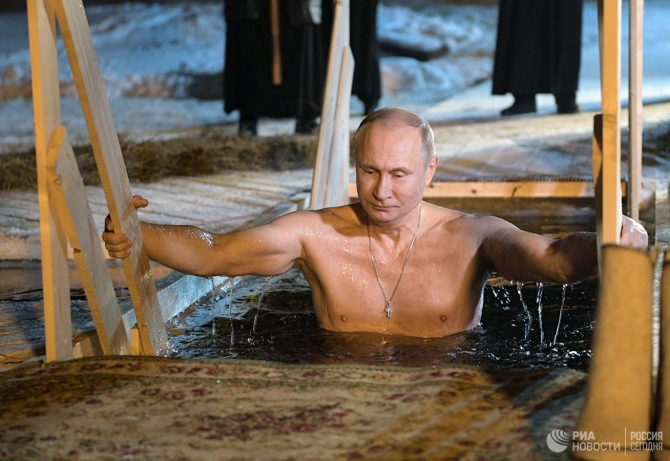Putin xaç suyuna girdi - VİDEO