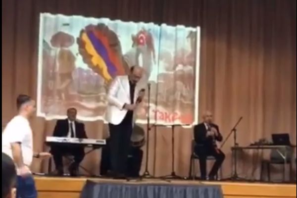 Xalq artisti Eyyub Yaqubov Laçının işğal günü erməni bayrağı ilə konsert verib? – VİDEO