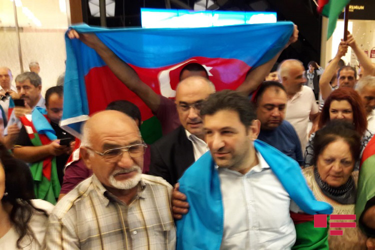 Fuad Abbasov Bakıda milli qəhrəman kimi qarşılandı, ilk açıqlamasını verdi – Foto, Video