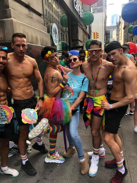 Sabiq azərbaycanlı aparıcı Nyu Yorkdakı gey paradda – FOTO